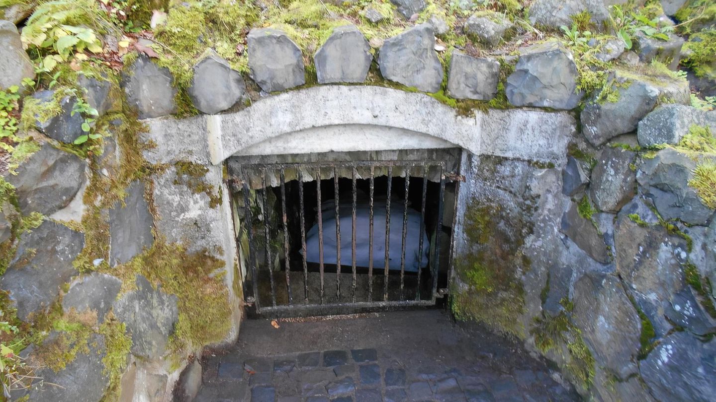 Zwei 1873 gegrabene Stollen führen in den Basalt-Hang. Bis in den Spätsommer hinein hält sich hier das Eis