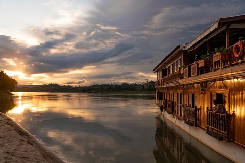 Fluss Mekong mit Schiff im Sonnenuntergang