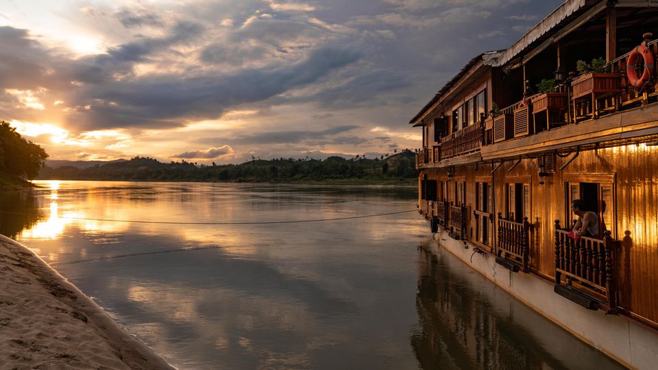 Fluss Mekong mit Schiff im Sonnenuntergang Fluss Mekong mit Schiff im Sonnenuntergang