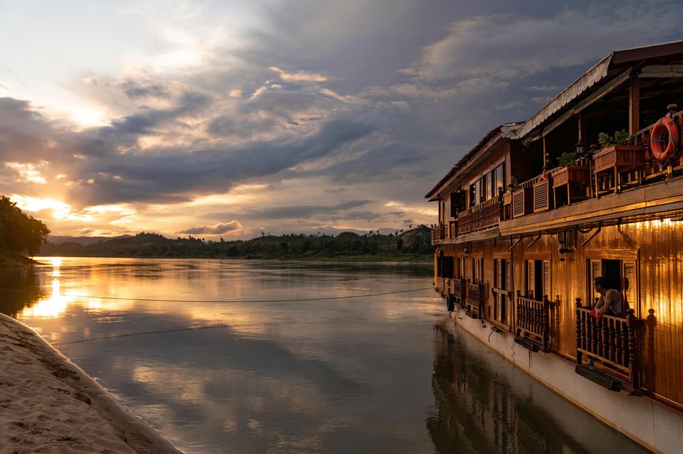 Fluss Mekong mit Schiff im Sonnenuntergang  1.5004