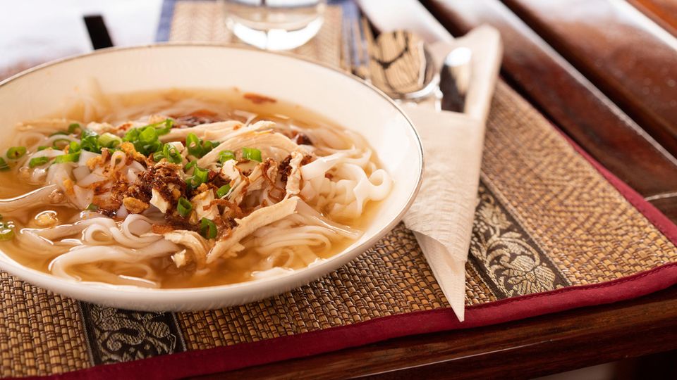 Suppe auf einem Tisch Suppe auf einem Tisch