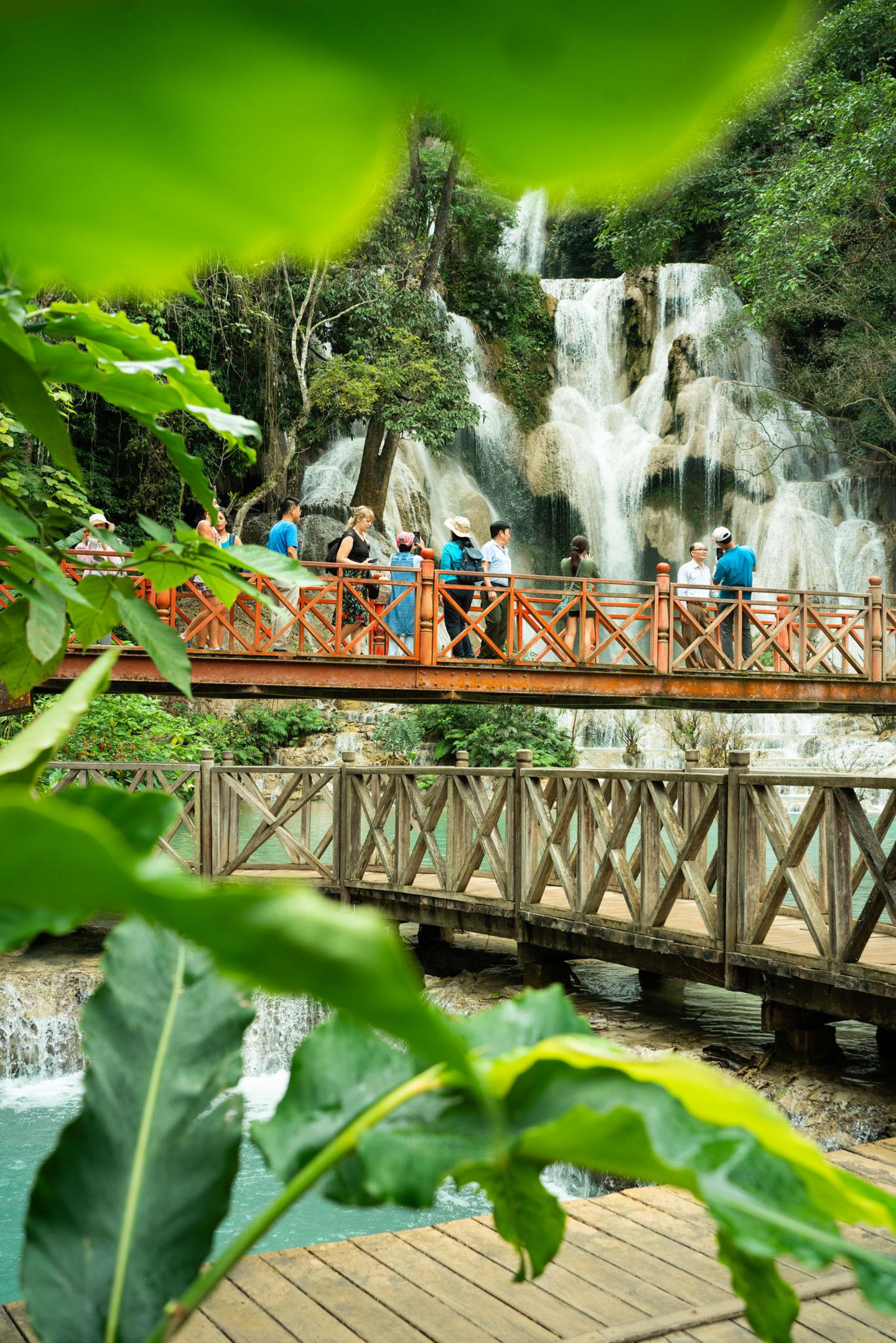 Menschen an einem Wasserfall