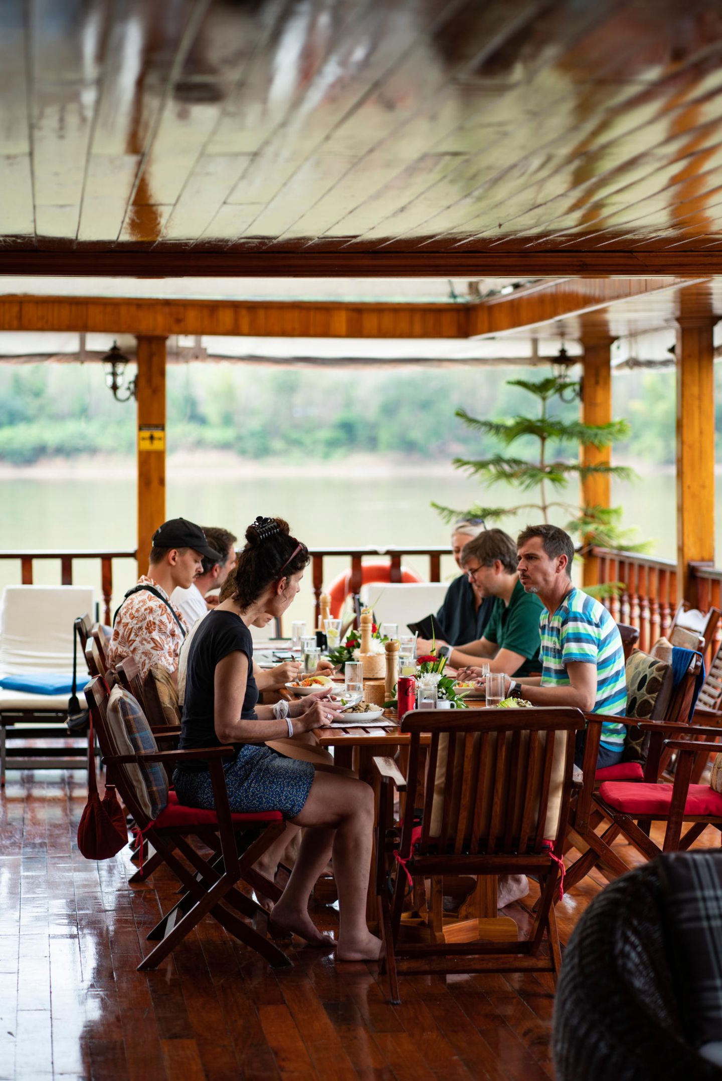 Gruppe Touristen am Tisch