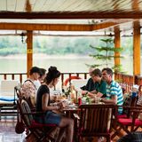 Gruppe Touristen am Tisch