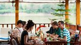 Gruppe Touristen am Tisch
