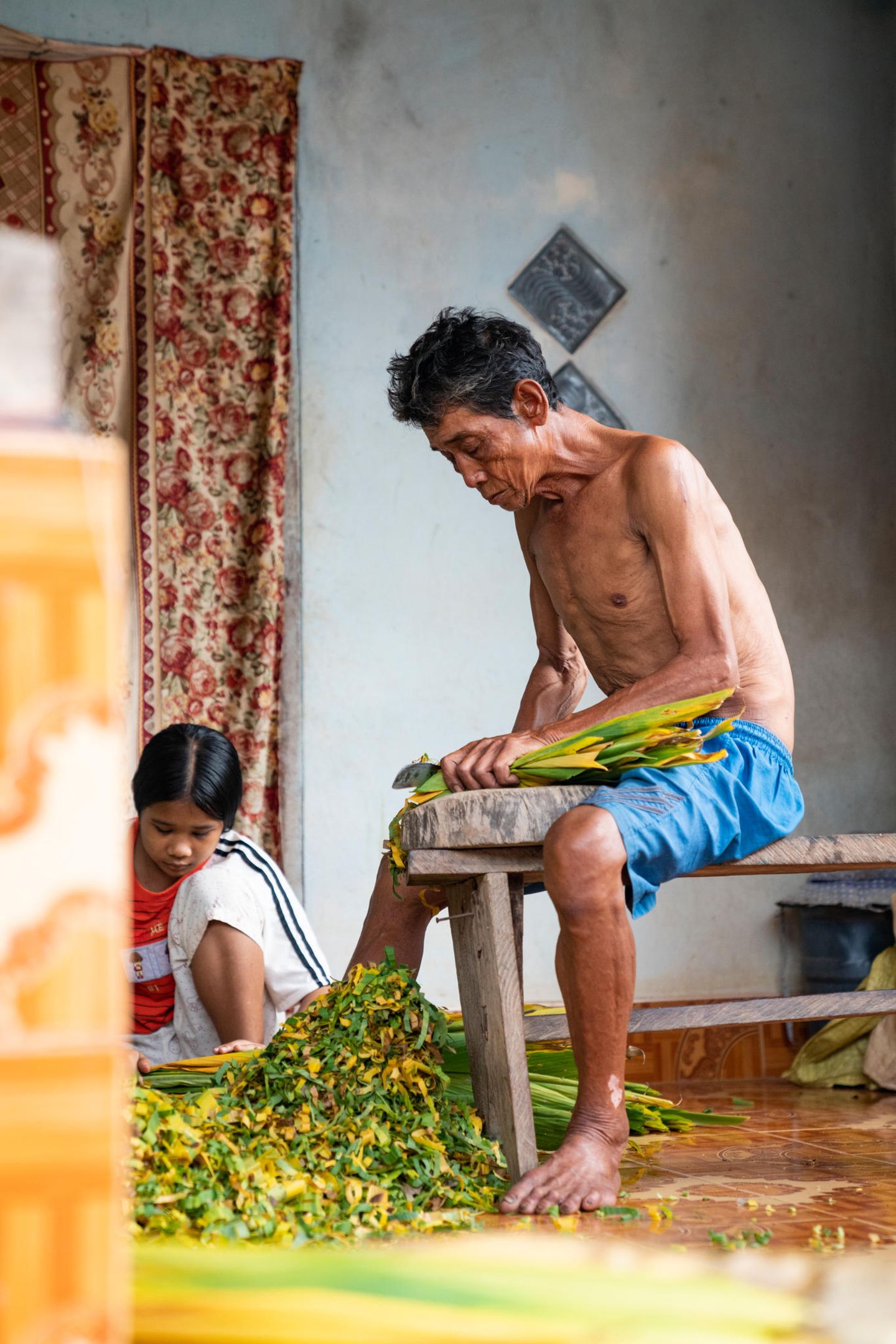 Ein Mann schneidet Blätter