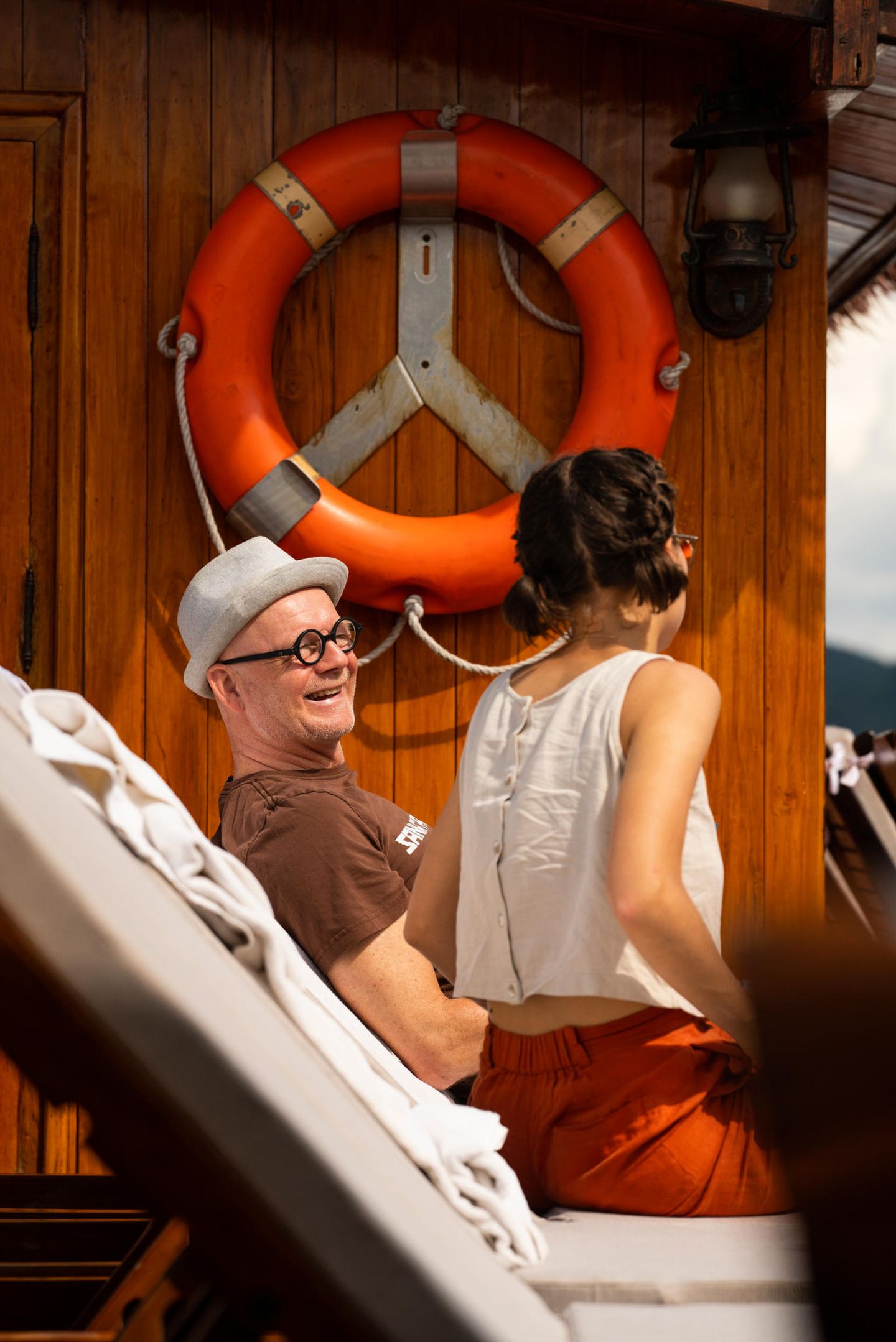 Mann und Frau auf einem Boot