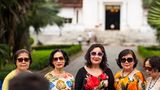 Gruppe von Frauen vor Tempel
