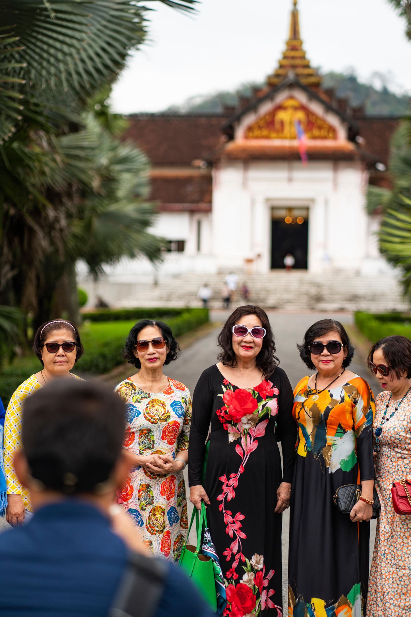 Gruppe von Frauen vor Tempel