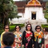 Gruppe von Frauen vor Tempel