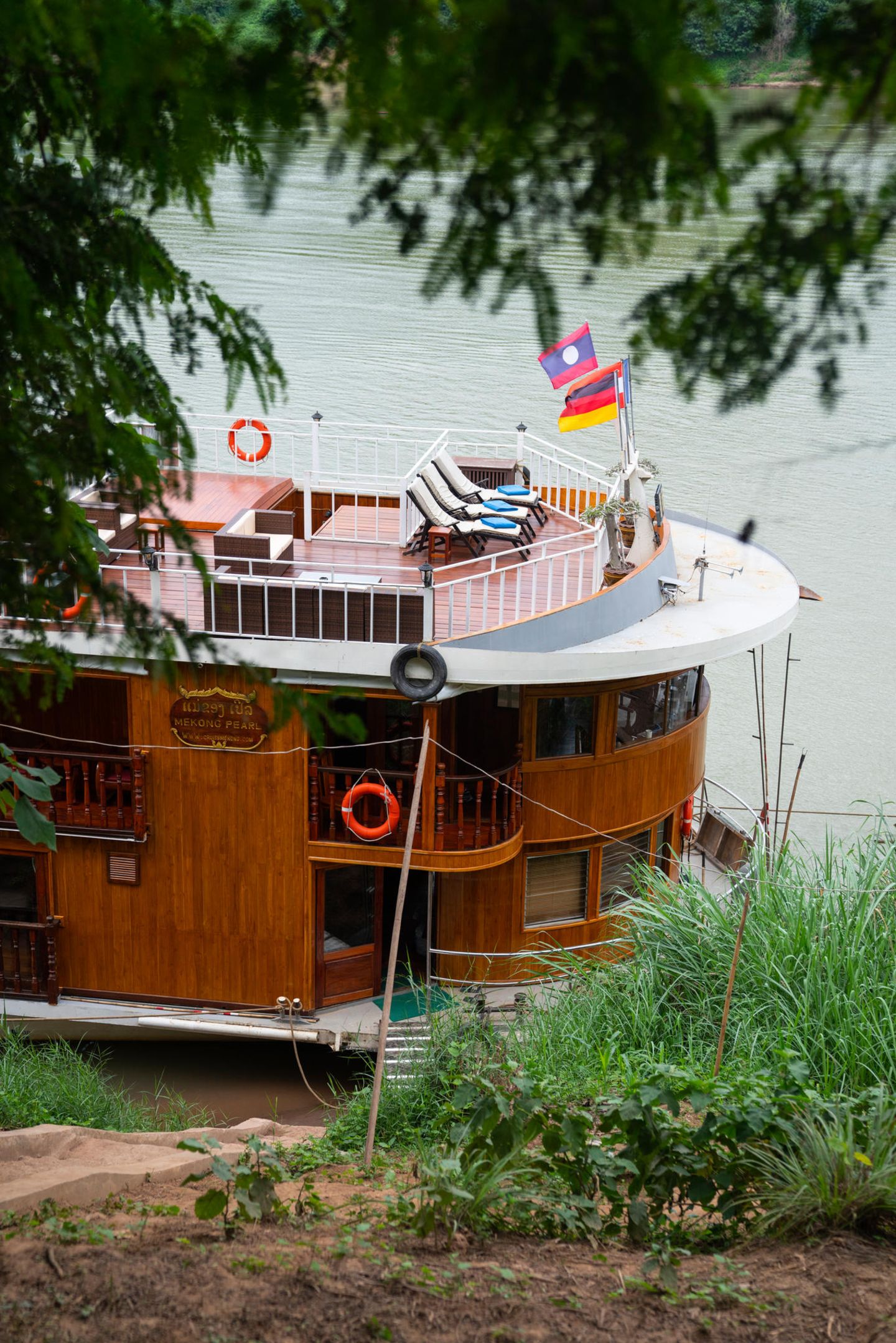 Schiff auf dem Mekong am Ufer