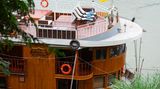 Schiff auf dem Mekong am Ufer