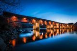 Beleuchtete Holzbrücke bei Nacht in Bad Säckingen