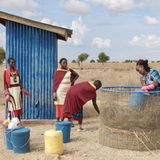 Spültoiletten sind ein Luxusgut. Rund die Hälfte der Weltbevölkerung besitzt nicht einmal Zugang zu sicheren und sauberen Sanitäranlagen. Das begünstigt die Ausbreitung von Erregern. Mehr als 800.000 Menschen sterben jährlich an Durchfallerkrankungen, die auf verseuchtes Wasser und mangelnde Hygiene zurückgehen. Wo Wasser knapp ist und keine Infrastruktur existiert, müssen alternative Lösungen her. In Iremito, einem Dorf der Maasai in Kenia, kommen Trockentoiletten zum Einsatz: simple Eimer, deren organischer Inhalt auf dem Kompost von Mikroorganismen zersetzt wird. Die entstehende Hitze tötet Keime ab. Wasser wird nur bei der Reinigung verwendet – in sehr geringen Mengen. 