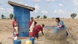 Spültoiletten sind ein Luxusgut. Rund die Hälfte der Weltbevölkerung besitzt nicht einmal Zugang zu sicheren und sauberen Sanitäranlagen. Das begünstigt die Ausbreitung von Erregern. Mehr als 800.000 Menschen sterben jährlich an Durchfallerkrankungen, die auf verseuchtes Wasser und mangelnde Hygiene zurückgehen. Wo Wasser knapp ist und keine Infrastruktur existiert, müssen alternative Lösungen her. In Iremito, einem Dorf der Maasai in Kenia, kommen Trockentoiletten zum Einsatz: simple Eimer, deren organischer Inhalt auf dem Kompost von Mikroorganismen zersetzt wird. Die entstehende Hitze tötet Keime ab. Wasser wird nur bei der Reinigung verwendet – in sehr geringen Mengen. 