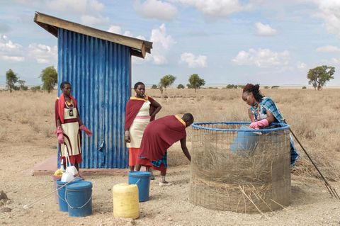 Spültoiletten sind ein Luxusgut. Rund die Hälfte der Weltbevölkerung besitzt nicht einmal Zugang zu sicheren und sauberen Sanitäranlagen. Das begünstigt die Ausbreitung von Erregern. Mehr als 800.000 Menschen sterben jährlich an Durchfallerkrankungen, die auf verseuchtes Wasser und mangelnde Hygiene zurückgehen. Wo Wasser knapp ist und keine Infrastruktur existiert, müssen alternative Lösungen her. In Iremito, einem Dorf der Maasai in Kenia, kommen Trockentoiletten zum Einsatz: simple Eimer, deren organischer Inhalt auf dem Kompost von Mikroorganismen zersetzt wird. Die entstehende Hitze tötet Keime ab. Wasser wird nur bei der Reinigung verwendet – in sehr geringen Mengen. 