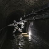 Zwei Menschen in einem Abwasserkanal