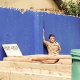 Ein Mann lehnt an einer Mauer