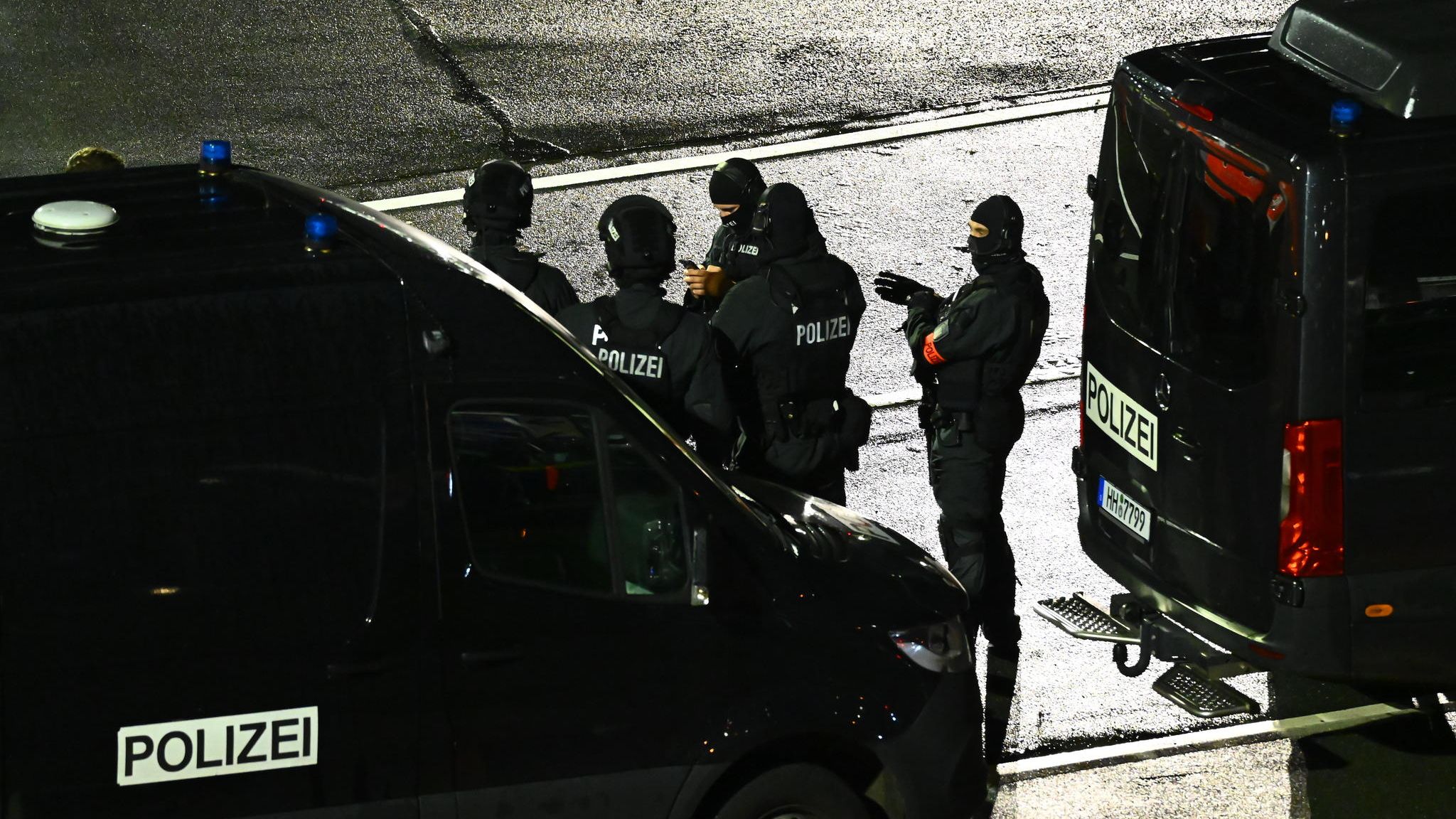 Bundespolizisten stehen zwischen zwei Einsatzfahrzeugen am Hamburger Flughafen Bundespolizisten stehen zwischen zwei Einsatzfahrzeugen am Hamburger Flughafen