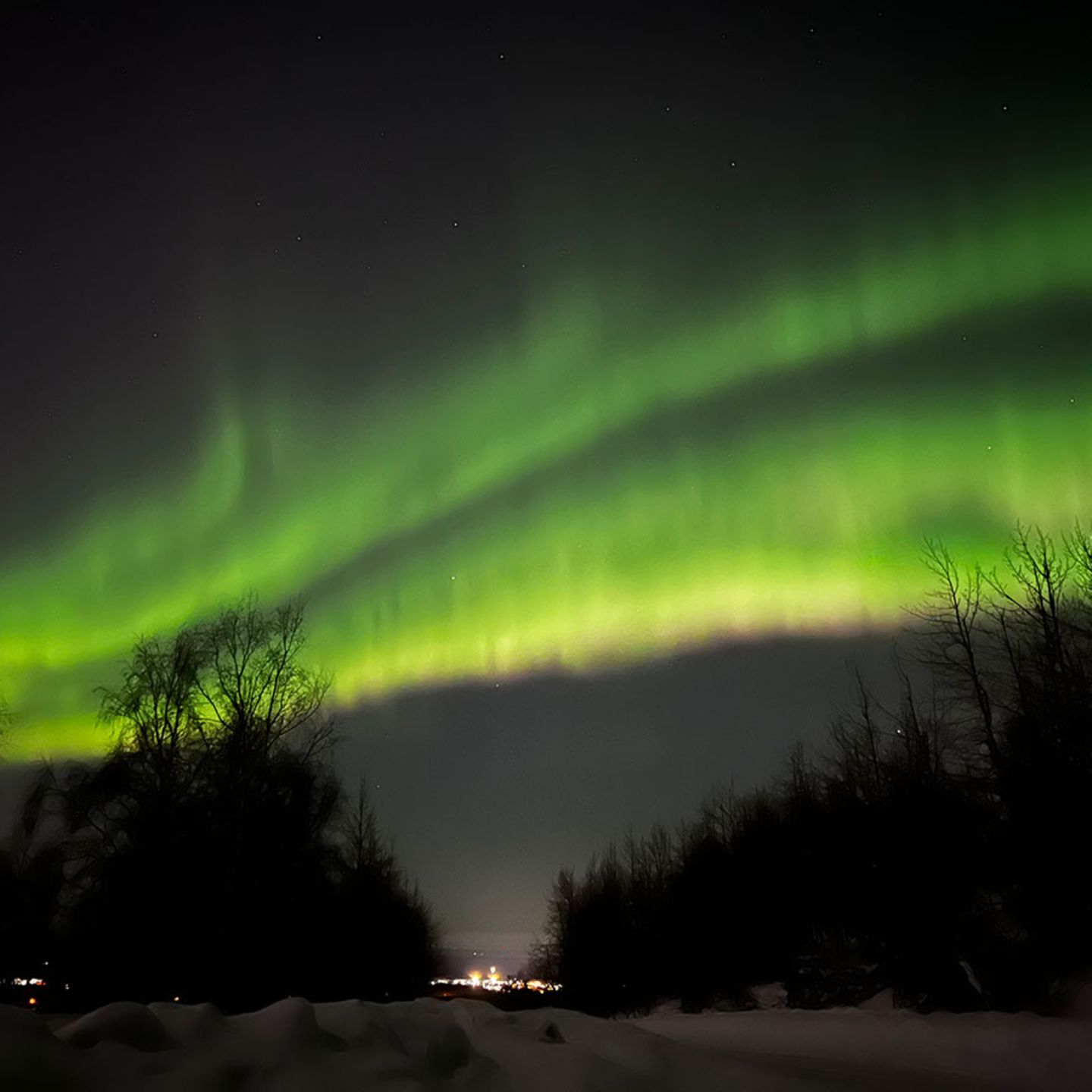 Grüne Polarlichter bei Nacht