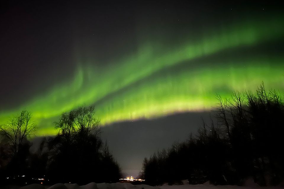 Grüne Polarlichter bei Nacht