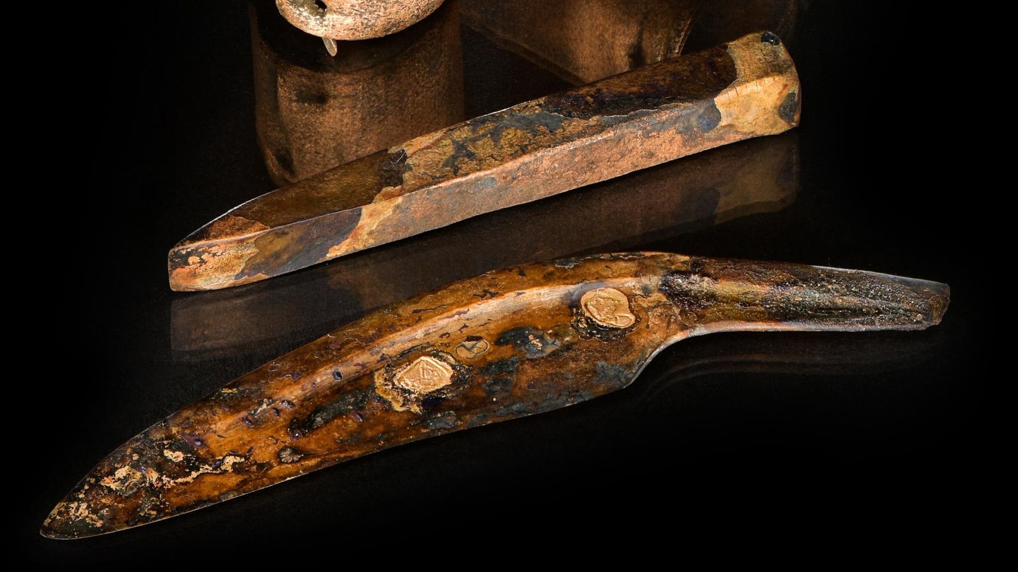 Meißel, Zylinder, Messer: Aus Bronze konnten nun auch Waffen in großer Zahl hergestellt werden. Die Objekte wurden im Tal des norddeutschen Flusses Tollense entdeckt, dort tobte um 1250 v. Chr. die erste Schlacht Europas