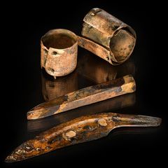 Meißel, Zylinder, Messer: Aus Bronze konnten nun auch Waffen in großer Zahl hergestellt werden. Die Objekte wurden im Tal des norddeutschen Flusses Tollense entdeckt, dort tobte um 1250 v. Chr. die erste Schlacht Europas