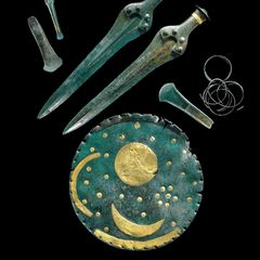 Mit der Himmelsscheibe von Nebra, die zusammen mit Beilen, Schwertern und Armringen in Sachsen-Anhalt gefunden wurde, synchronisierten Menschen vor 3600 Jahren Mond- und Sonnenjahr