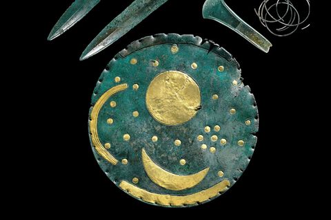 Mit der Himmelsscheibe von Nebra, die zusammen mit Beilen, Schwertern und Armringen in Sachsen-Anhalt gefunden wurde, synchronisierten Menschen vor 3600 Jahren Mond- und Sonnenjahr