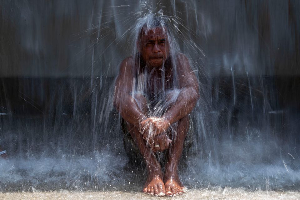 Ein Mann erfrischt sich an einem Brunnen im Madureira-Park in Rio de Janeiro. Die Temperaturen waren in der Metropole am Dienstag auf gefühlte 58,5 Grad gestiegen, obwohl der Sommer noch gar nicht angefangen hat 
