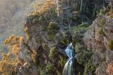 Wasserfall in herbstlicher Landschaft