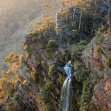 Wasserfall in herbstlicher Landschaft