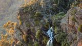 Wasserfall in herbstlicher Landschaft
