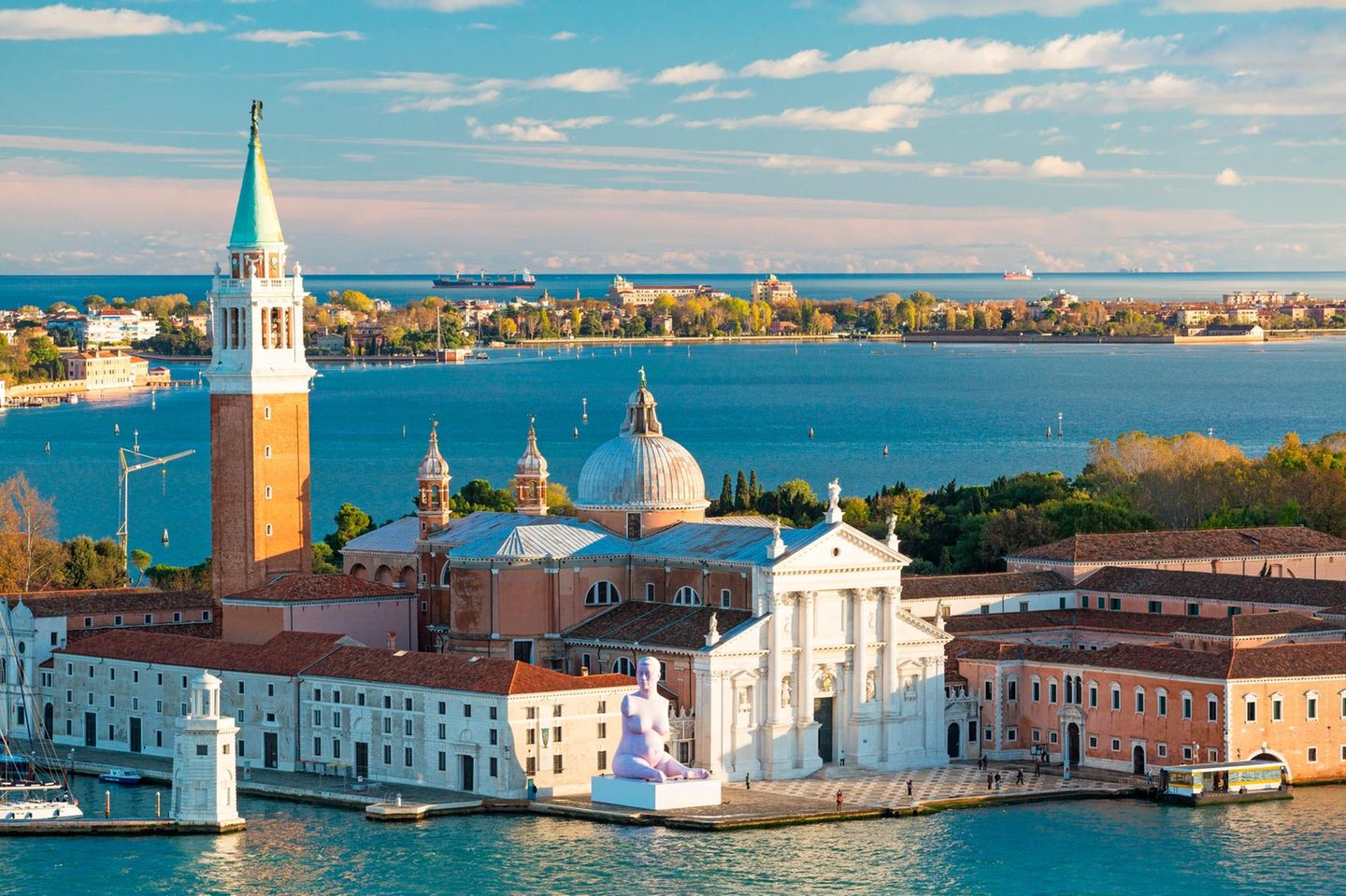 Venedig und der Lido, Italien Blick auf die alte Kirche San Giorgio Maggiore mit dem Lido di Venezia