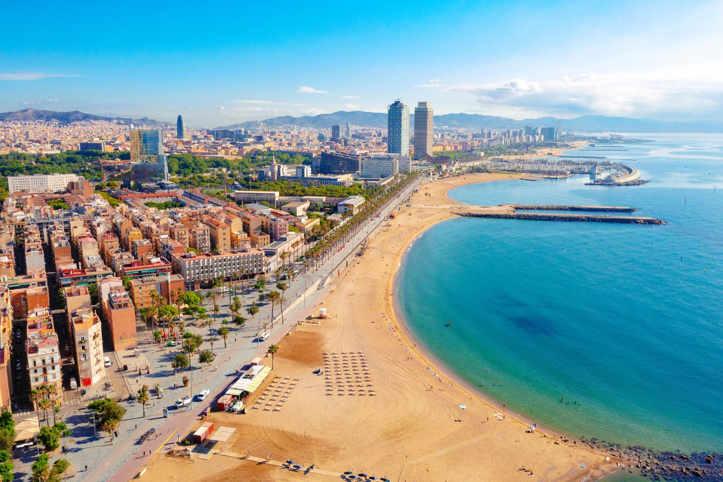 Barcelona und Barceloneta, Spanien Blick auf den Strand Barceloneta in Barcelona