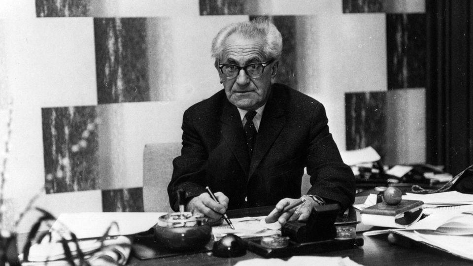 Fritz Bauer an seinem Schreibtisch