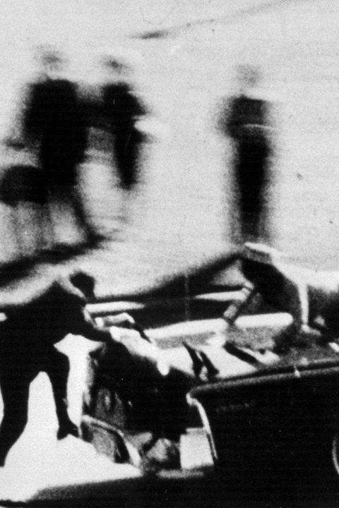 Die Frau des gerade angeschossenen US-Präsidenten John F. Kennedy klettert in Panik auf das Heck der Staatslimousine, sw-Foto
