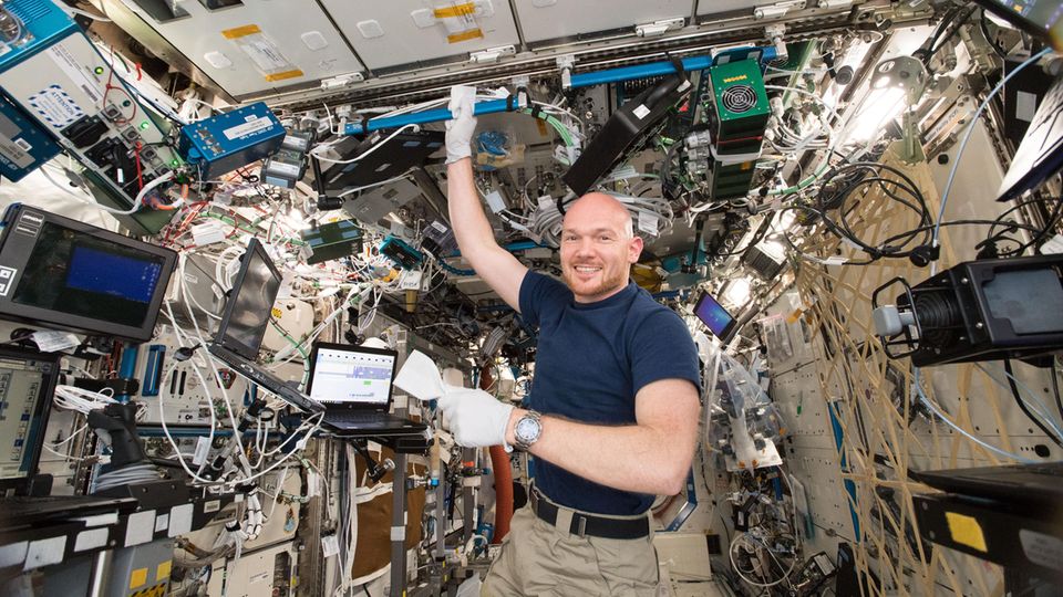ISS: Großputz im Weltraum: Der deutsche Astronaut Alexander Gerst wischt die Instrumente der ISS mit weißen Tüchern sauber. Das Foto wurde von der Esa im Sommer 2018 veröffentlicht Großputz im Weltraum: Der deutsche Astronaut Alexander Gerst wischt die Instrumente der ISS mit weißen Tüchern sauber. Das Foto wurde von der Esa im Sommer 2018 veröffentlicht