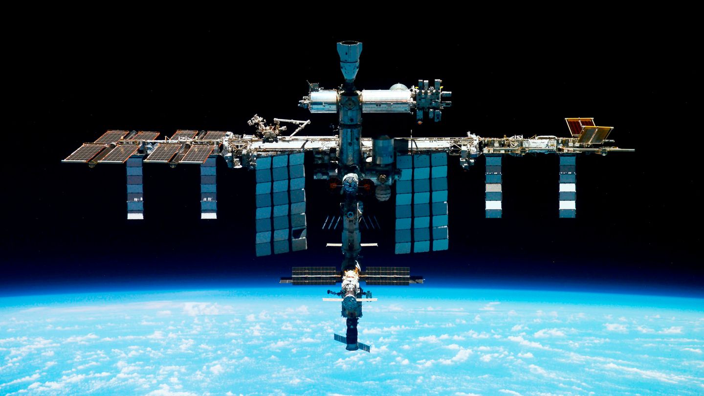 Dieses undatierte Bild der russischen Weltraumorganisation Roscosmos zeigt die Internationale Raumstation ISS. Sieben Männer und Frauen aus den USA, Dänemark, Japan und Russland sind derzeit an Bord 