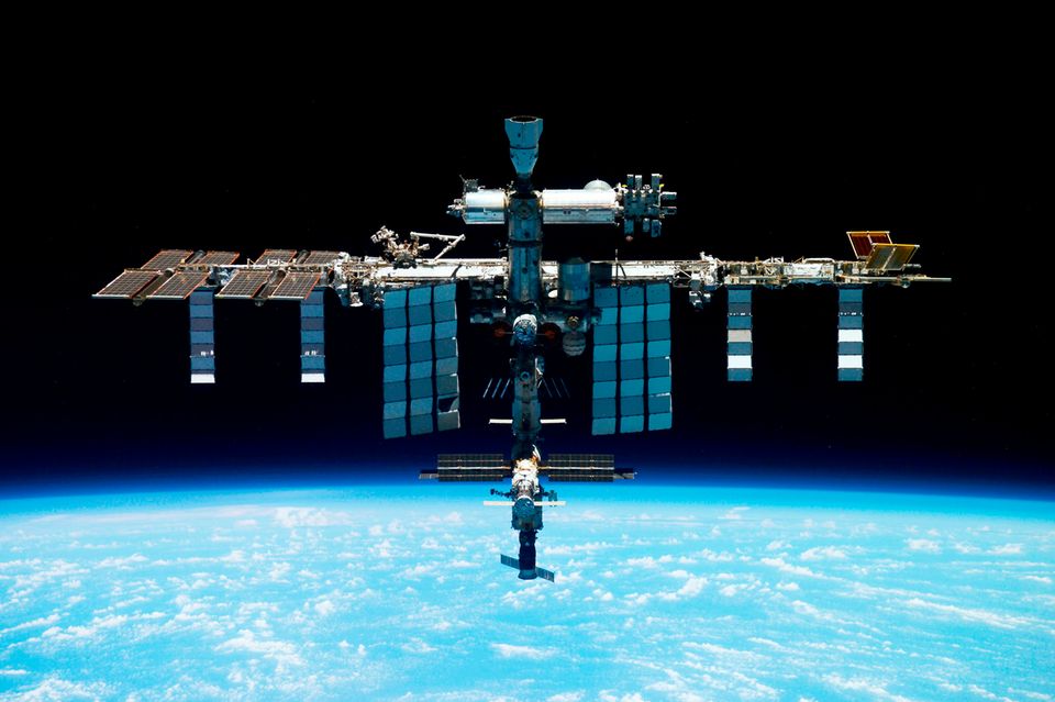 Dieses undatierte Bild der russischen Weltraumorganisation Roscosmos zeigt die Internationale Raumstation ISS. Sieben Männer und Frauen aus den USA, Dänemark, Japan und Russland sind derzeit an Bord 