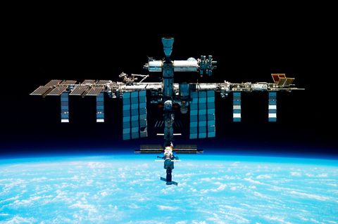 Dieses undatierte Bild der russischen Weltraumorganisation Roscosmos zeigt die Internationale Raumstation ISS. Sieben Männer und Frauen aus den USA, Dänemark, Japan und Russland sind derzeit an Bord 