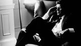 John F. Kennedy in einem Ohrensessel, nachdenklich, atmosphärisches schwarz-weiß Foto