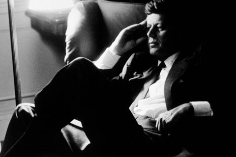 John F. Kennedy in einem Ohrensessel, nachdenklich, atmosphärisches schwarz-weiß Foto
