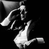 John F. Kennedy in einem Ohrensessel, nachdenklich, atmosphärisches schwarz-weiß Foto