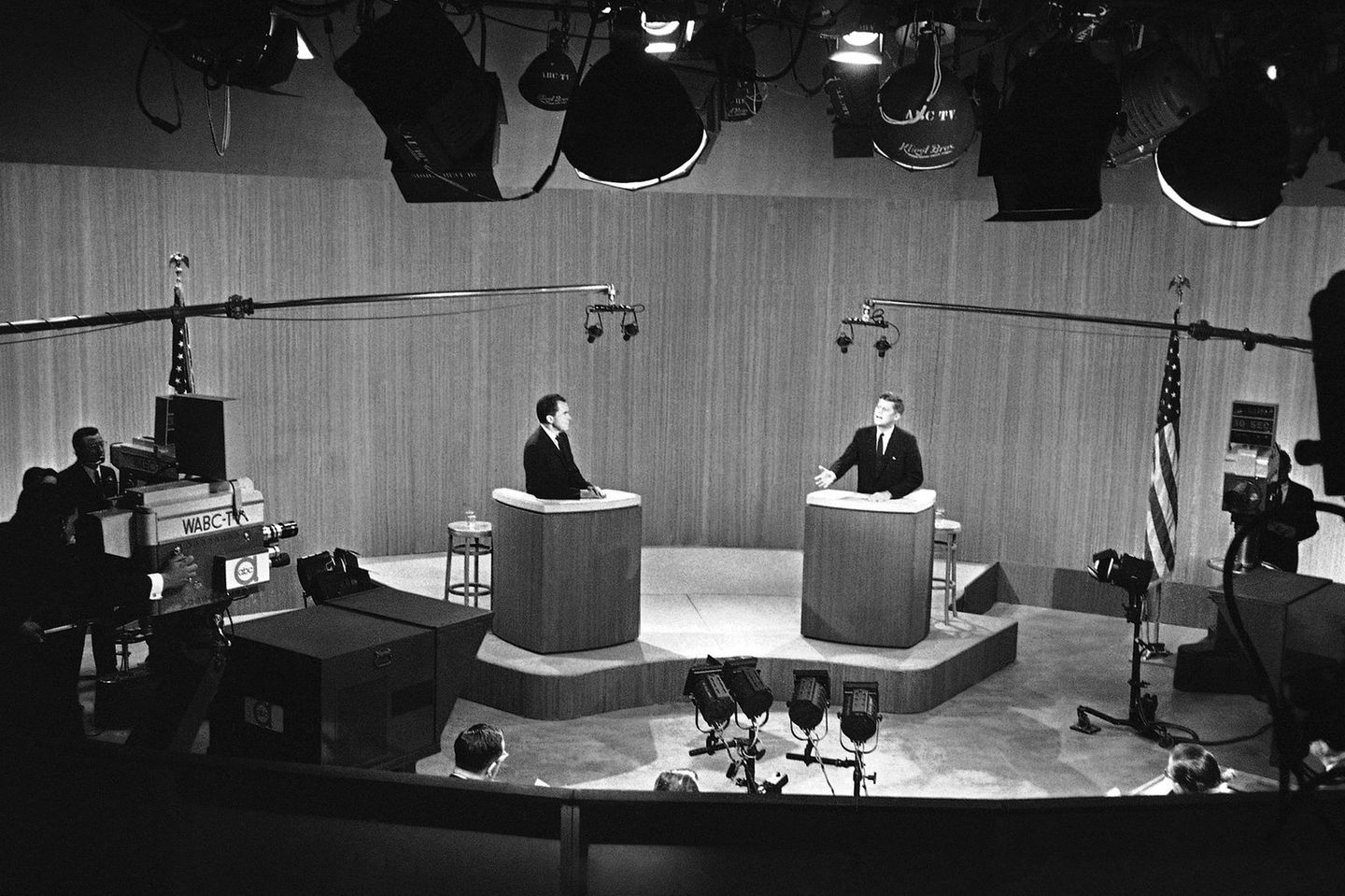 Dynamisch und souverän Nixon und Kennedy an Rednerpulten auf einer Fernsehbühne, sw-Foto