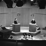 Nixon und Kennedy an Rednerpulten auf einer Fernsehbühne, sw-Foto