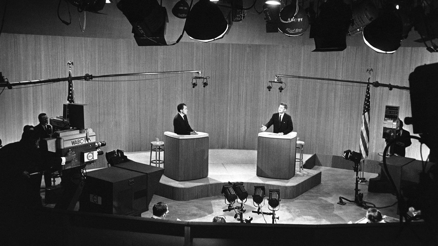 Dynamisch und souverän Nixon und Kennedy an Rednerpulten auf einer Fernsehbühne, sw-Foto