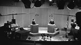 Nixon und Kennedy an Rednerpulten auf einer Fernsehbühne, sw-Foto