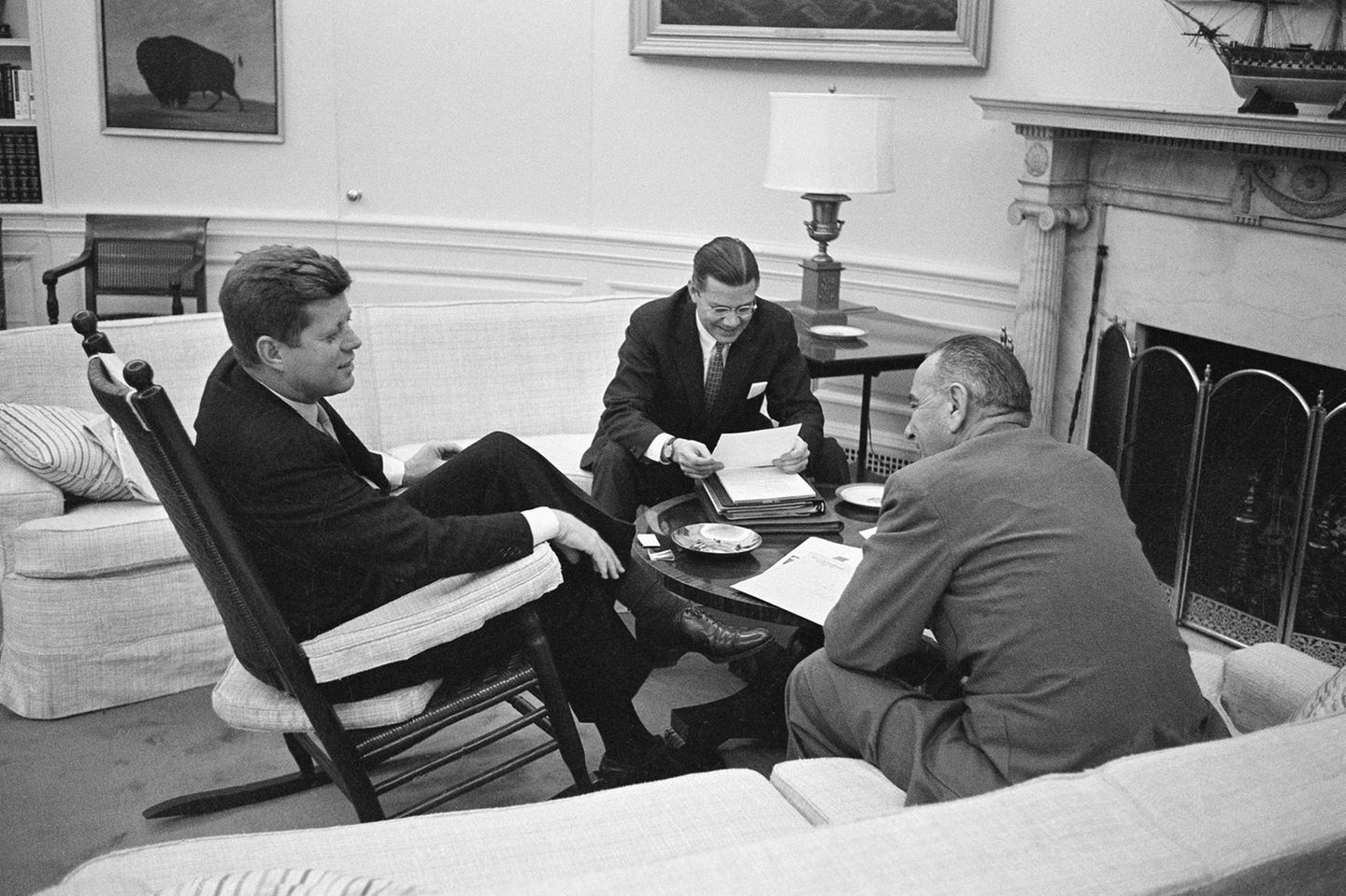 Geschickter Stratege Kennedy, McNamara und Johnson im Gespräch im Weißen Haus, sw-Foto