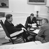 Kennedy, McNamara und Johnson im Gespräch im Weißen Haus, sw-Foto